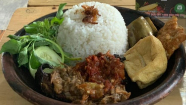 Nikmatnya Sensasi Pedas Penyet Sambal Iwak Pe Panggang