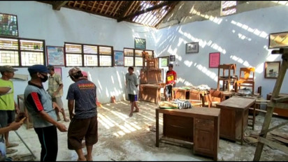 Setelah Ramai Diberitakan, Atap Sekolah Ambrol di Kebumen Mulai Diperbaiki