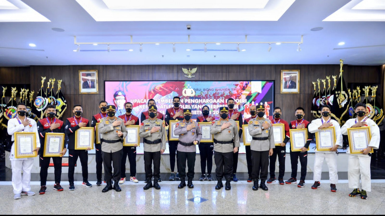 Kapolri Berikan Penghargaan ke Atlet Polri yang Sumbang Medali untuk Indonesia di Sea Games
            - galeri foto