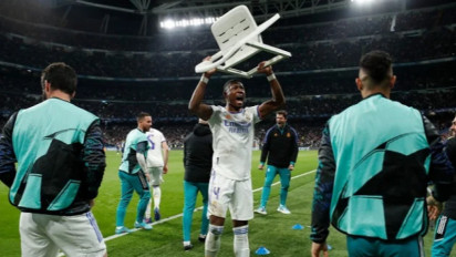 Bintang Real Madrid David Alaba Kerap Melakukan Selebrasi Angkat Kursi, Mengapa?