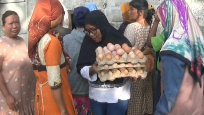 Harga Telur Melambung, Warga di Tangerang Antre Beli Telur Retak 