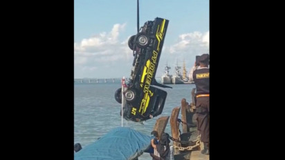Diduga Lupa Tarik Tuas Rem Tangan saat Parkir, Mobil Pick Up Muatan Jahe Terjun ke Laut