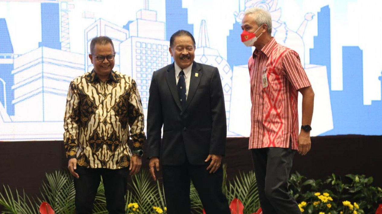 Ganjar Pranowo Ajak Konsultan Selesaikan PR Besar Terkait Banjir Rob
            - galeri foto