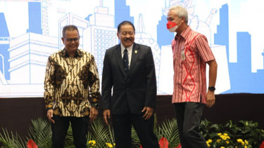 Ganjar Pranowo Ajak Konsultan Selesaikan PR Besar Terkait Banjir Rob