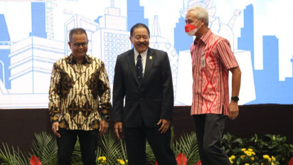 Ganjar Pranowo Ajak Konsultan Selesaikan PR Besar Terkait Banjir Rob