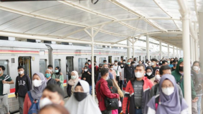 Stasiun Manggarai Membludak, PT KCI Minta Penumpang Bisa Adaptasi