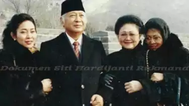 Potret keluarga Presiden Soeharto: Titiek, Soeharto, Tien, dan Tutut saat berlibur