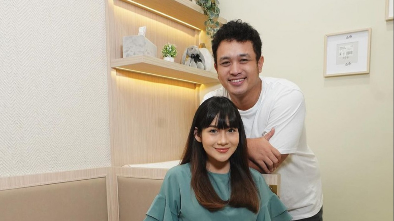 Istri Gilang Dirga Melahirkan Anak Pertama
            - galeri foto