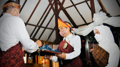 Presiden Joko Widodo Dianugerahi Gelar Adat "Mosalaki Ulu Beu Eko Bewa"