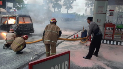 Selesai Isi BBM di SPBU Ungaran Kebumen, Minibus Ini Terbakar