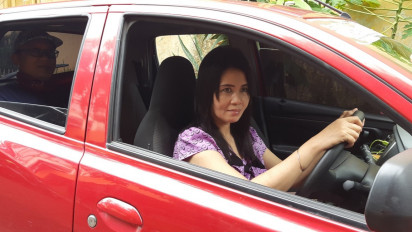 Kisah Pejuang Cuan, Janda Cantik Jadi Driver Taksi Online Antar Kota