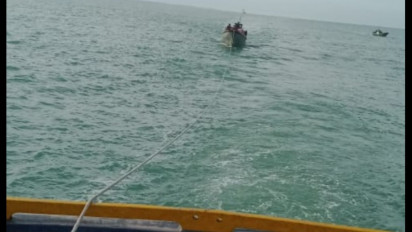 Dihantam Bandai Kapal Nelayan Karam, Tiga Nelayan Berhasil Diselamatkan