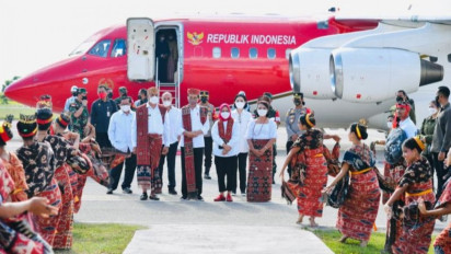 Presiden Joko Widodo dan Ibu Iriana Joko Widodo tiba di Sumba Timur, Nusa Tenggara Timur