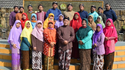 Mengenakan Busana Tradisional Jawa, Kamis Pahing Hari Istimewa Bagi Masyarakat Yogyakarta