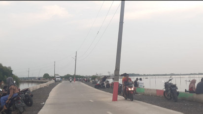 Belasan Tiang Listrik di Semarang Berdiri di Badan Jalan, Bahayakan Pengendara