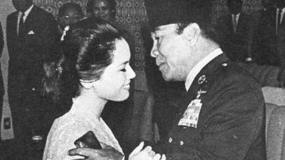 Sambil Lihat Pohon Kelapa, Soekarno Rayu Ratna Sari Dewi, Ucapan Manisnya Bikin Ratna Mabuk Kepayang