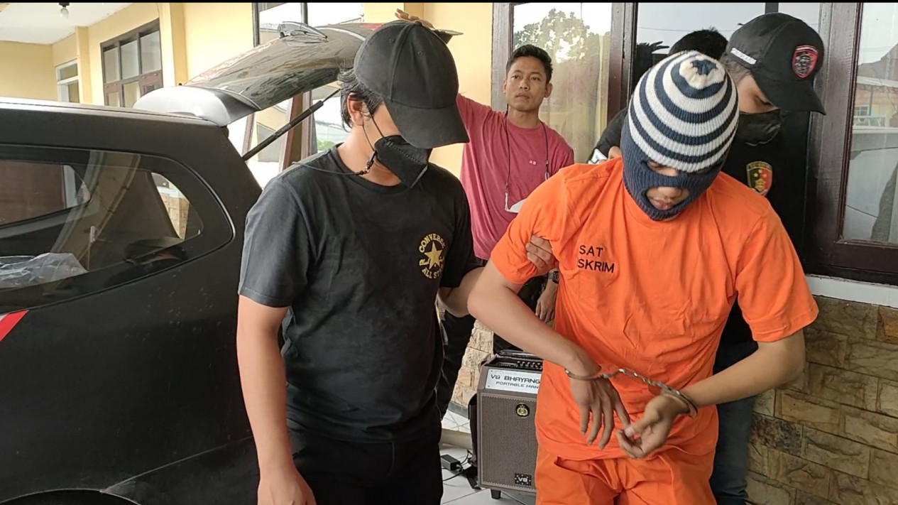 Bak Seperti Perampok Sadis di "Film Aksi", Bermodalkan Sebilah Golok, Mantan Karyawan Rampok Toko Swalayan Karena Terlilit Pinjol dan Judi Online
            - galeri foto