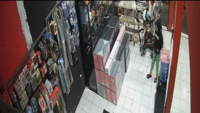 Sat.. Set.. Sat.. Set... Hanya Butuh 3 Menit Seorang Pencuri Bobol Berangkas Bengkel dan Toko