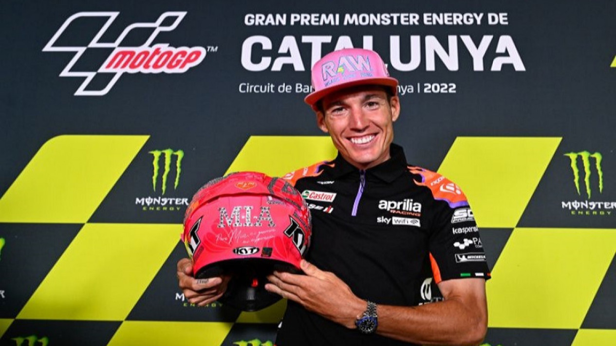 Aleix Espargaro Kenakan Livery Helm Spesial Untuk Sang Putri di MotoGP Seri Catalunya
            - galeri foto