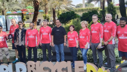 Hari Sepeda Dunia, Gubernur DKI Anies Baswedan Ajak Sejumlah Dubes Bersepeda