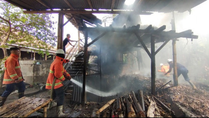 Dipicu Percikan Api Sisa Pembakaran Sampah, Gudang Penyulingan Minyak Cengkeh Terbakar
