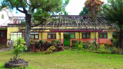 Miris, Siswa SDN 4 Kertawono Belajar di Dalam Tenda