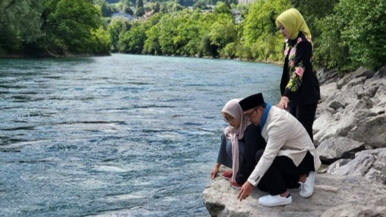 Sebelum Pulang, Ridwan Kamil Ucapkan Perpisahan dan Shalat Ghaib di Sungai Aare
            - galeri foto