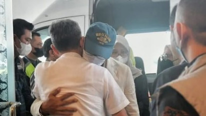 Kumpulan Foto Ridwan Kamil Tiba di Tanah Air Tanpa Emmeril, Terus Menunduk dan Menahan Air Mata Agar Tak Tumpah