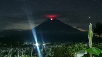 Cuaca Cerah, Gunung Semeru Terpantau Keluarkan 2 Kali Letusan Disertai Gemuruh