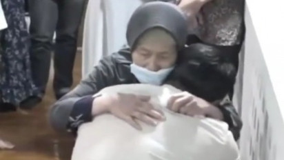 Tak Kuat Menahan Tangis, Air Mata Ridwan Kamil Tumpah di Pelukan Ibunda, Rapuh Setelah Ditinggal Eril untuk Selamanya