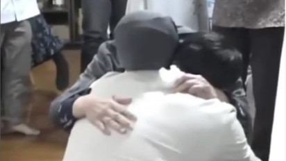 Ridwan Kamil Melepas Kacamatanya, Berlutut Memeluk Ibunda dan Tumpahkan Air Mata, Tangisi Eril yang Sudah Wafat