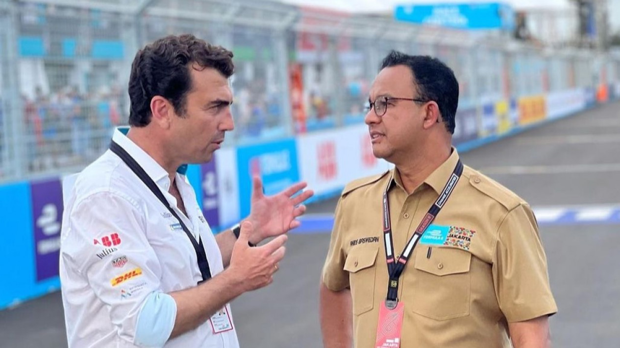Momen Anies Baswedan Naik Mobil Balap Formula E, Wajah Tegang Jantung Berdebar Kaya Naik Roller Coaster
            - galeri foto