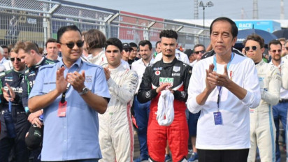 Presiden Jokowi Serahkan Trofi ke Mitch Evans Juara Jakarta E-Prix 2022