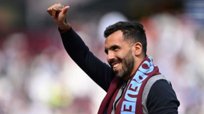 Carlos Tevez Gantung Sepatu