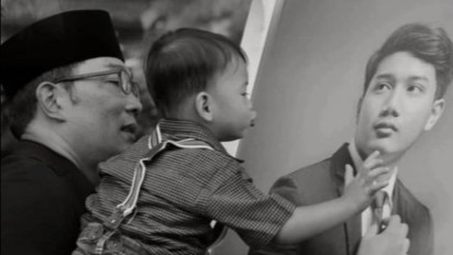 Bikin Nangis, Seolah Mengerti Kakaknya Tiada, Ridwan Kamil Saksikan Arkana Ciumi Berkali-Kali Foto Almarhum Eril Ungkapkan Rasa Sayang Terdalam