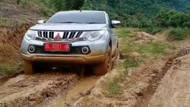Jalan Berlumpur, 23 Desa di Leuser Terancam Terisolir