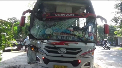 Hindari Pikap, Bus Mira Tabrak Pohon di Magetan