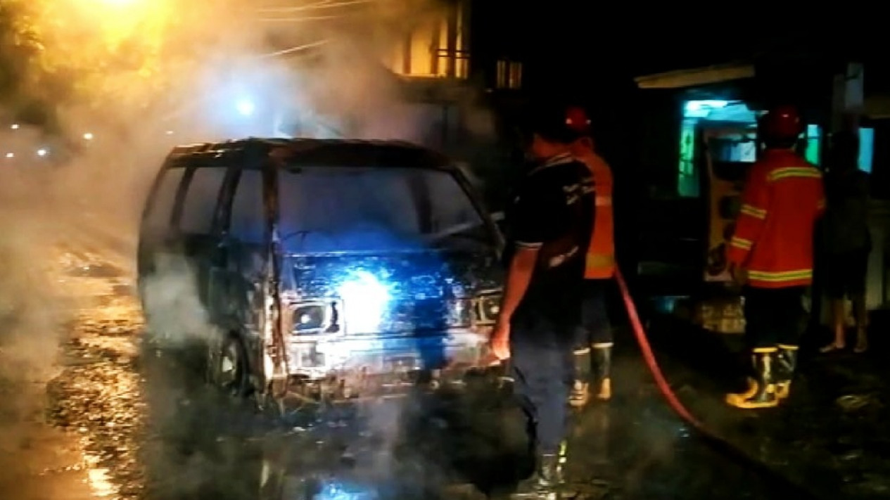 Mobil Carry di Gresik Hangus Terbakar, Pengemudi Alami Luka
            - galeri foto