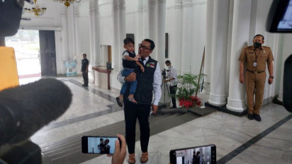 Perdana Kembali Berkantor Setelah Kepergian Eril, Ridwan Kamil Ajak Putra Bungsunya