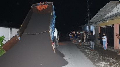 Kesal, Puluhan Warga di Lumajang Hadang dan Tumpahkan Paksa Muatan Truk Pasir