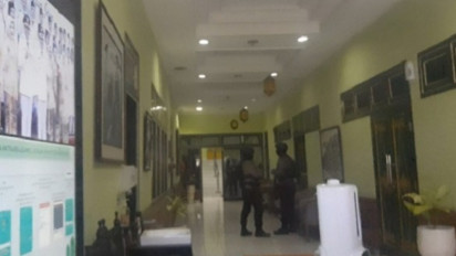 Momen KPK Geledah Ruang Wali Kota Yogyakarta 'Ditemani' Brimob Bersenjata Lengkap