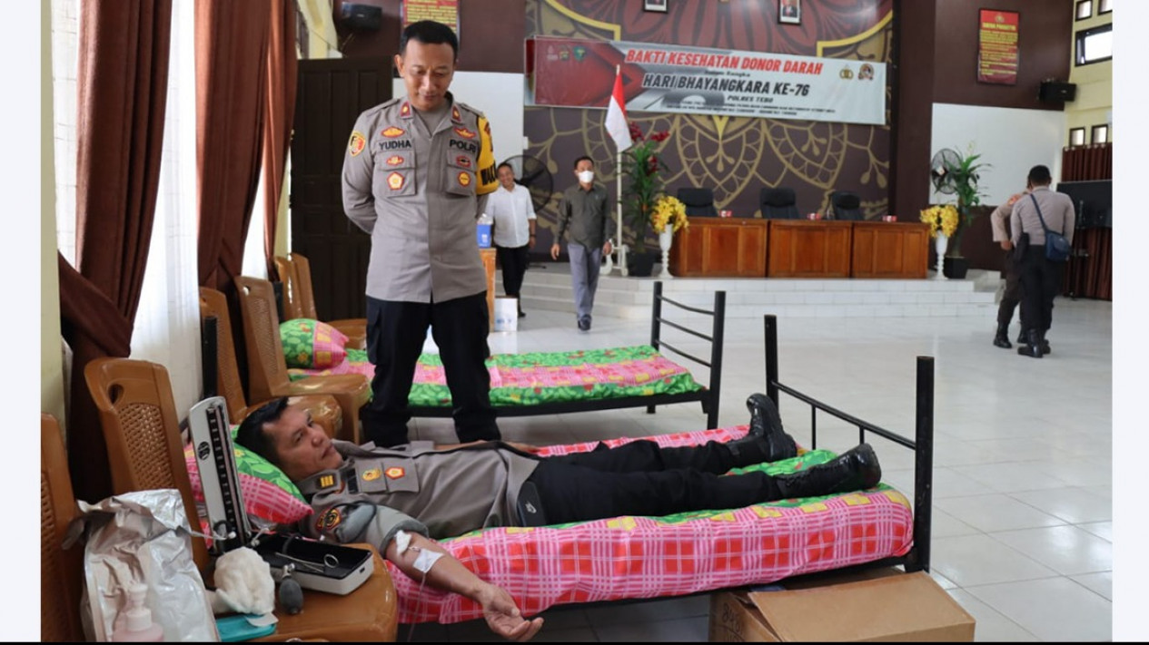Kelangkaan Darah di Tebo, 50 Kantong Darah Personil Polres Tebo dan TNI Diambil
            - galeri foto