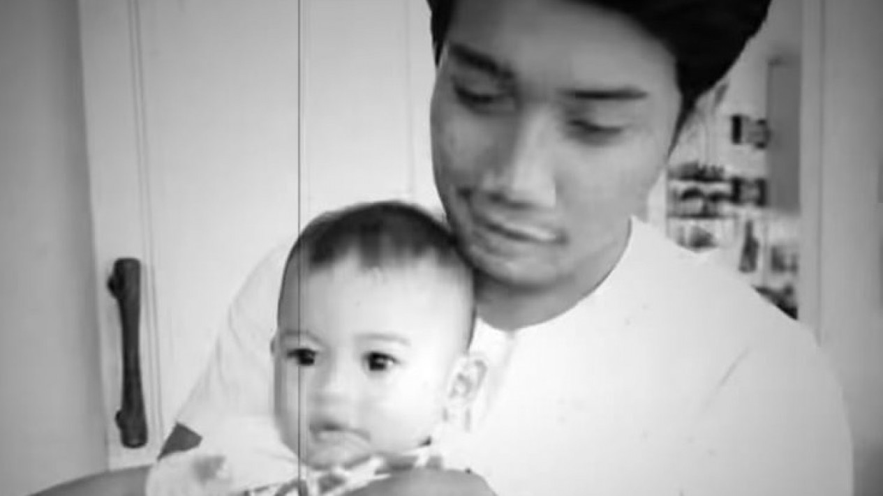 Haru, Instagram Arkana Aidan Bagikan Foto Digendong Eril: Aku Siap Jaga Papap Emil, Mamah Lia, dan Kaka Zara
            - galeri foto