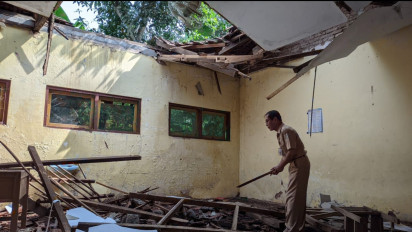Ruang Kelas Ambruk, Puluhan Siswa Belajar di Perpustakaan