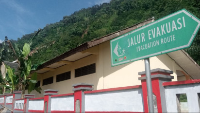 Curah Hujan Tinggi, Siswa SMP di Banyubiru Belajar Dibawah Ancaman Longsor