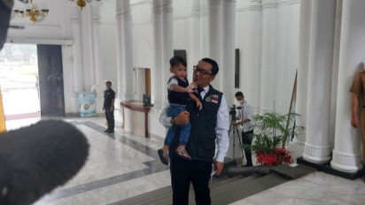 Ridwan Kamil Bagikan Momen Bersama Arkana yang Menemaninya di Hari Pertama Berdinas Usai Cuti