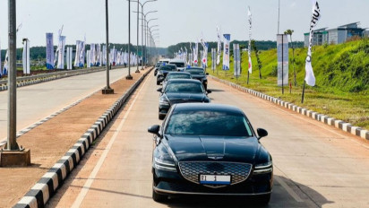 Presiden Jokowi Mencoba Mobil Listrik yang Akan Digunakan oleh Pemimpin Negara pada KTT G20