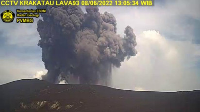 Gunung Anak Krakatau Erupsi dan Melontarkan Material Panas Dengan Ketinggian 657 Meter