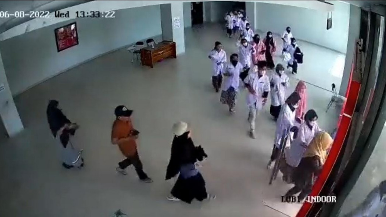 Mahasiswa Universitas Sulawesi Barat Lari Menyelamatkan Diri Saat Gempa M 5,8 di Mamuju Sulbar
            - galeri foto