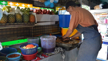 Rujak Bumbu Pisang Kolam Sri Deli, Kuliner Medan Wajib untuk Dicoba
